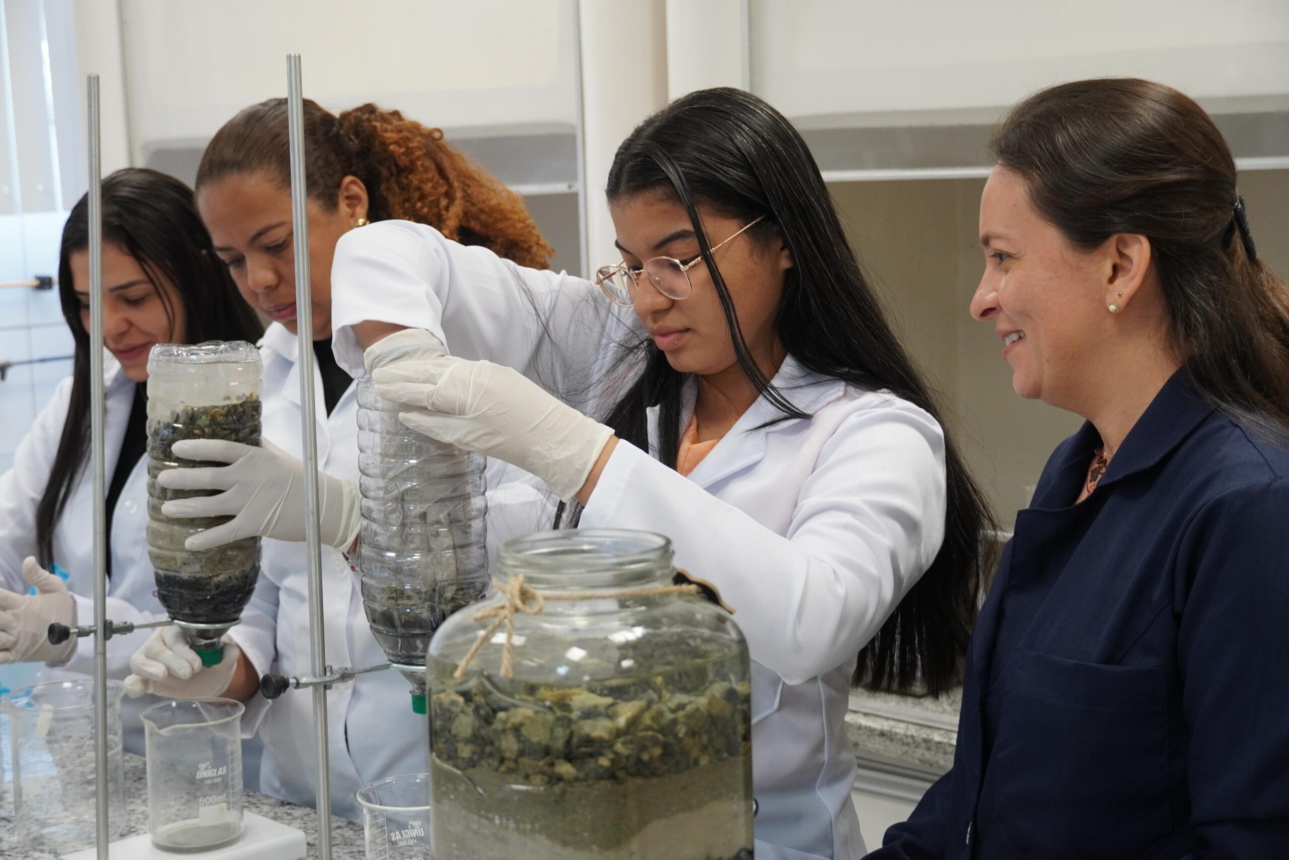 Alunas e professoras da rede pública participam do Programa Futuras Cientistas, no SergipeTec